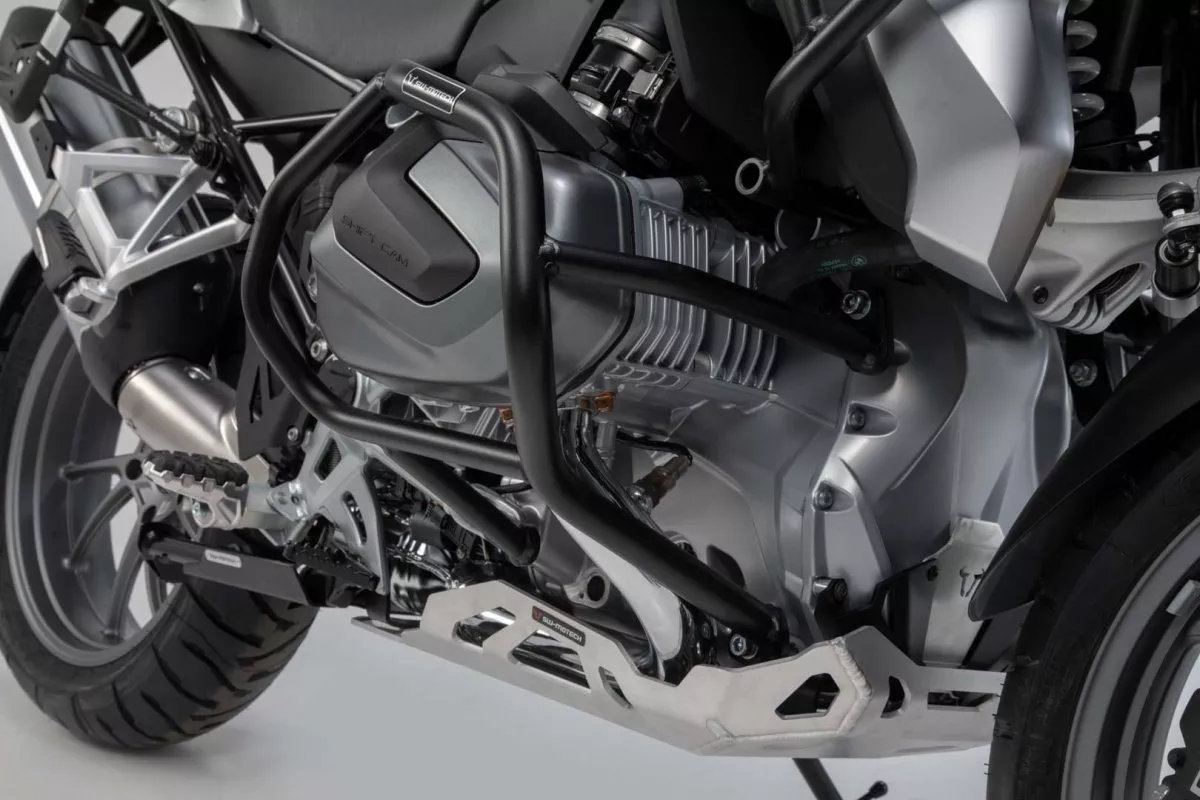 O motor boxer sai literalmente para fora do BMW. Nesta Imagem, está ladeado de uma proteção da SW-Motech.
