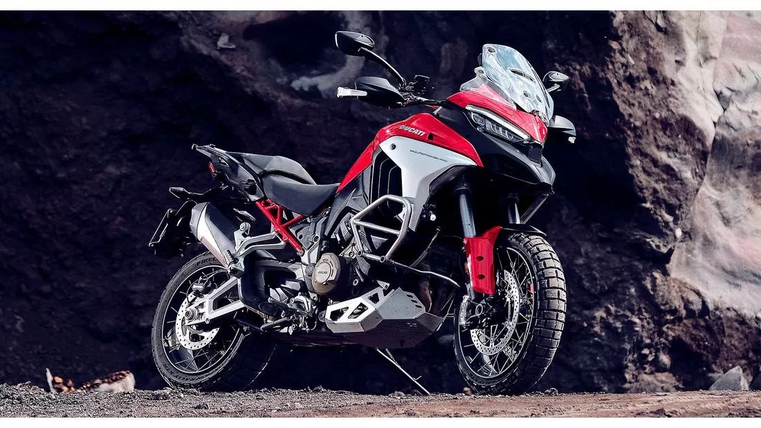O Motor da Ducati está escondido da carenagem e da tecnologia. Mesmo com a barra de proteção, há muito menos metal e mecânica do que na BMW.