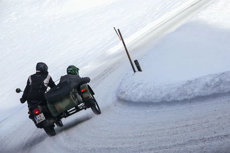 Kurvenfahrt mit dem Gespann Kurvenfahrt mit dem Gespann