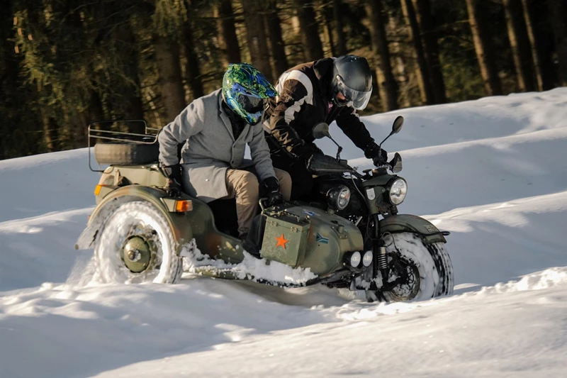 Ural Gespann im Schnee Ural Gespann im Schnee