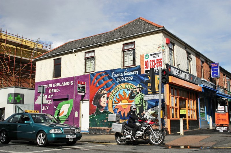 Farbenfrohe Straßenecke in Belfast