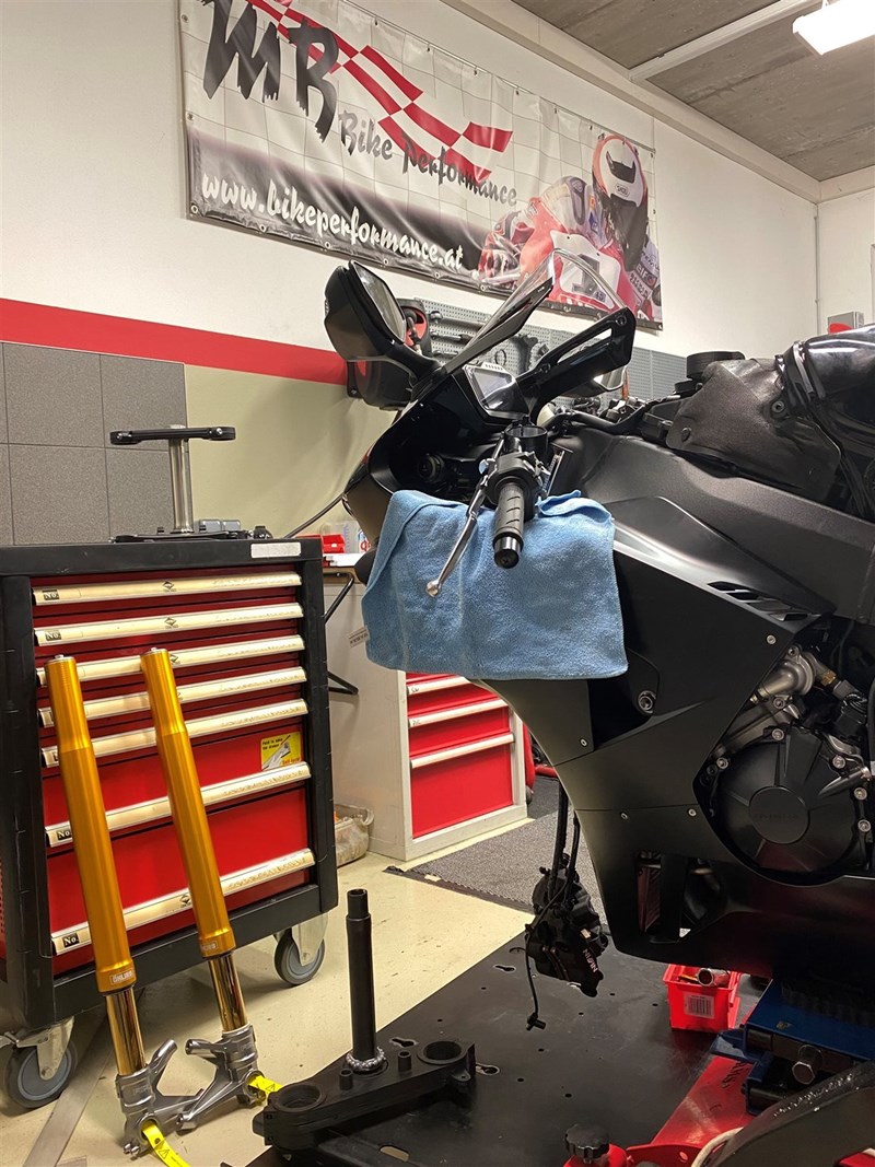 Hier entsteht gleich großes: Unsere Fireblade bekommt ihr Öhlins Fahrwerk. Hier entsteht gleich großes: Unsere Fireblade bekommt ihr Öhlins Fahrwerk.