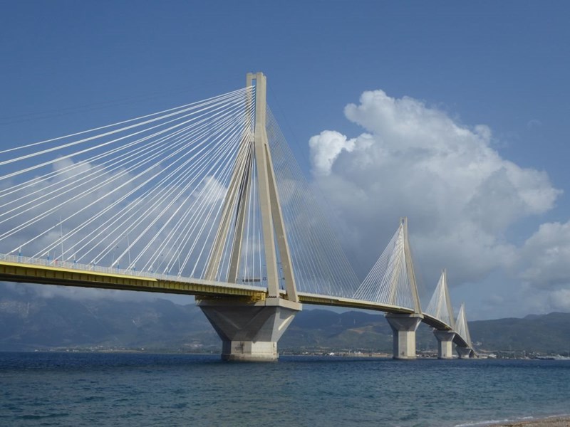 Die Rio-Andirrio-Brücke vom Peloponnes
