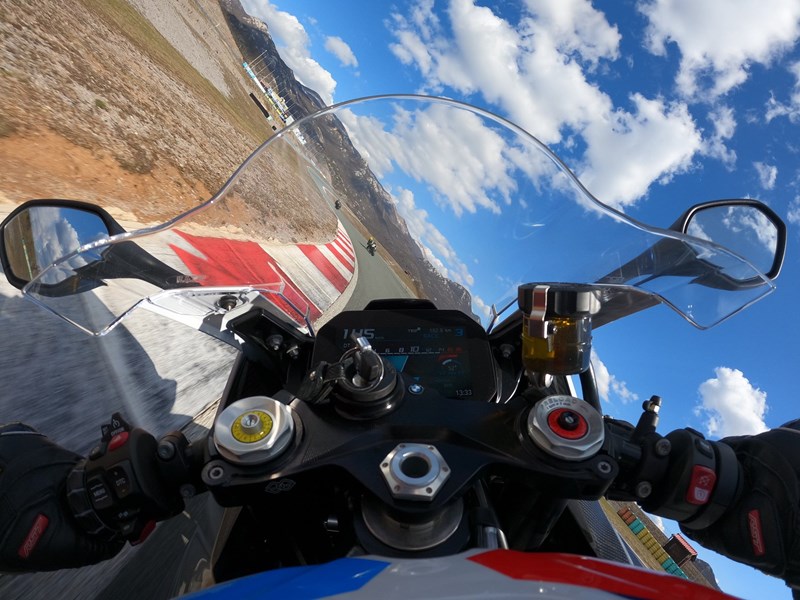 Mit der BMW M 1000 RR auf der Rennstrecke Mit der BMW M 1000 RR auf der Rennstrecke