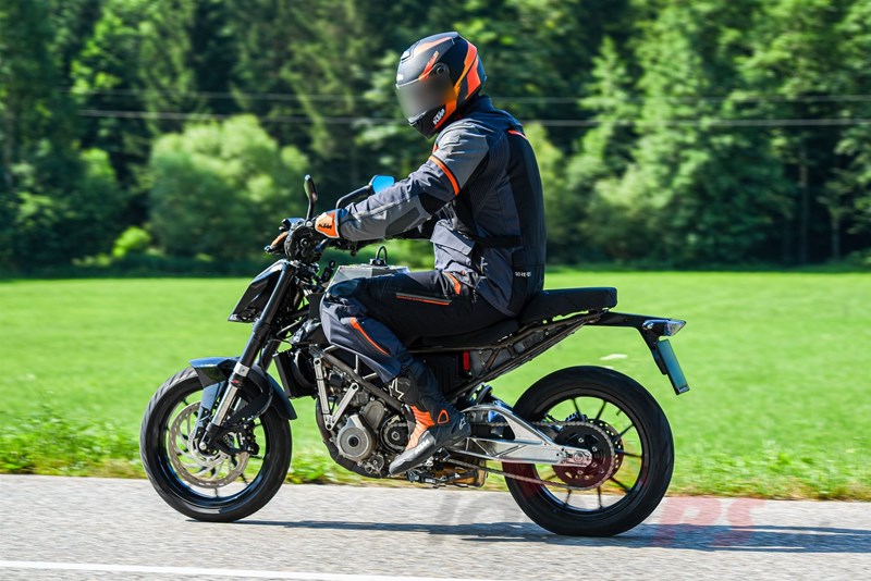 KTM 125 Duke 2023 Erlkönig  KTM 125 Duke 2023 Erlkönig