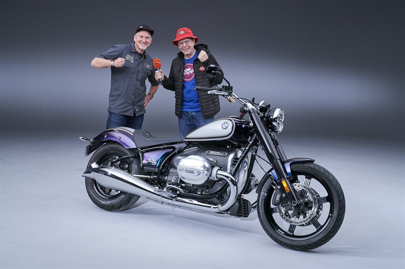Christian Pingitzer (Leiter Produktmanagement BMW Motorrad) und Zonko neben der neuen BMW R 18. Christian Pingitzer (Leiter Produktmanagement BMW Motorrad) und Zonko neben der neuen BMW R 18.