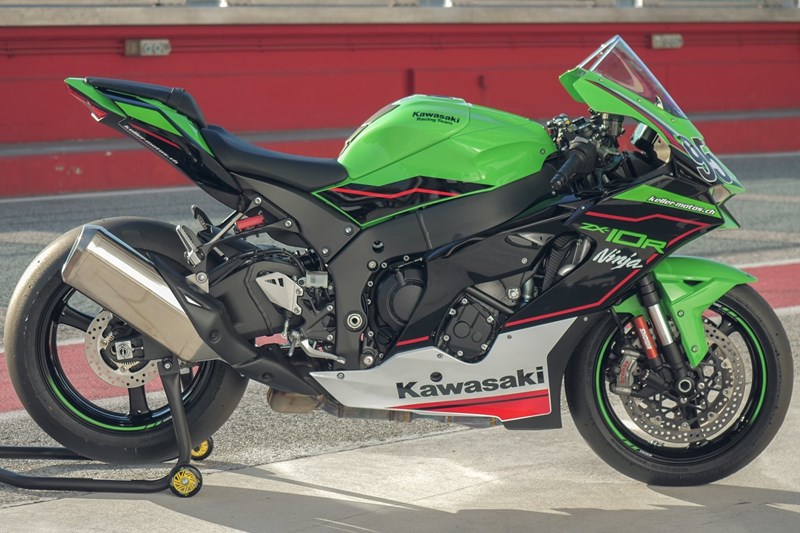Kawasaki Ninja ZX-10R auf der Rennstrecke in Misano Kawasaki Ninja ZX-10R auf der Rennstrecke in Misano