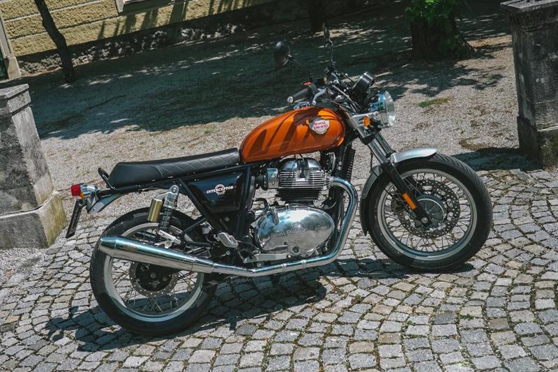 Royal Enfield Interceptor 650 mit Michelin Road Classic Royal Enfield Interceptor 650 mit Michelin Road Classic