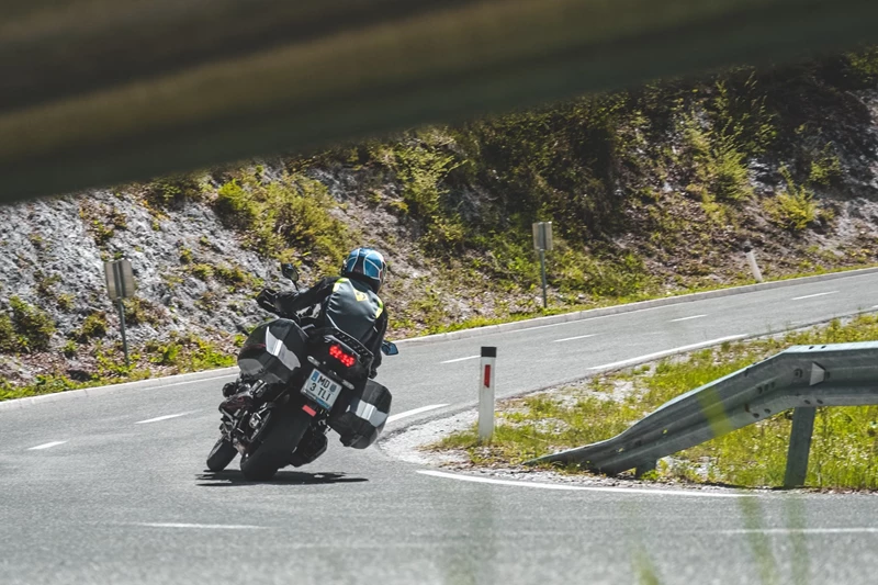 Die Kawasaki Versys 1000 S bei sportlicher Fahrt Die Kawasaki Versys 1000 S bei sportlicher Fahrt