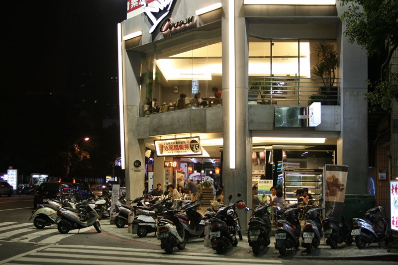 Roller vor einem Restaurant in Taiwan