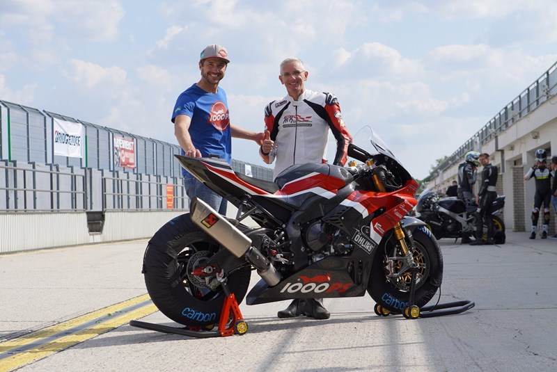Martin Bauer baut das Traum-Superbike auf Honda SC82 Basis Martin Bauer baut das Traum-Superbike auf Honda SC82 Basis