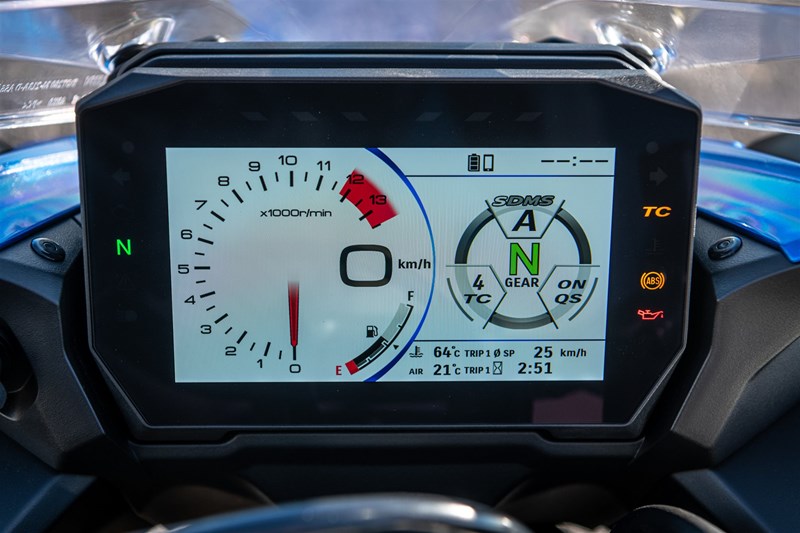 Neues 6,5 Zoll TFT-Display im Cockpit der GSX-S 1000 GT