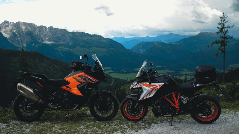 1290 Super Adventure S und 1290 Super Duke GT 1290 Super Adventure S und 1290 Super Duke GT