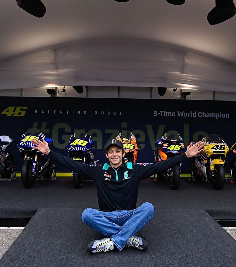 Valentino Rossi vor seinen Weltmeister-Bikes.