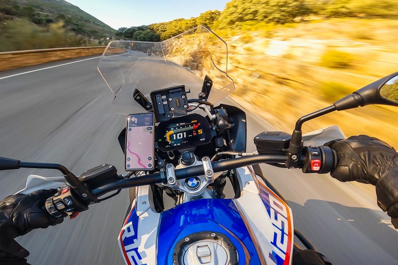 Der Lenker der BMW GS