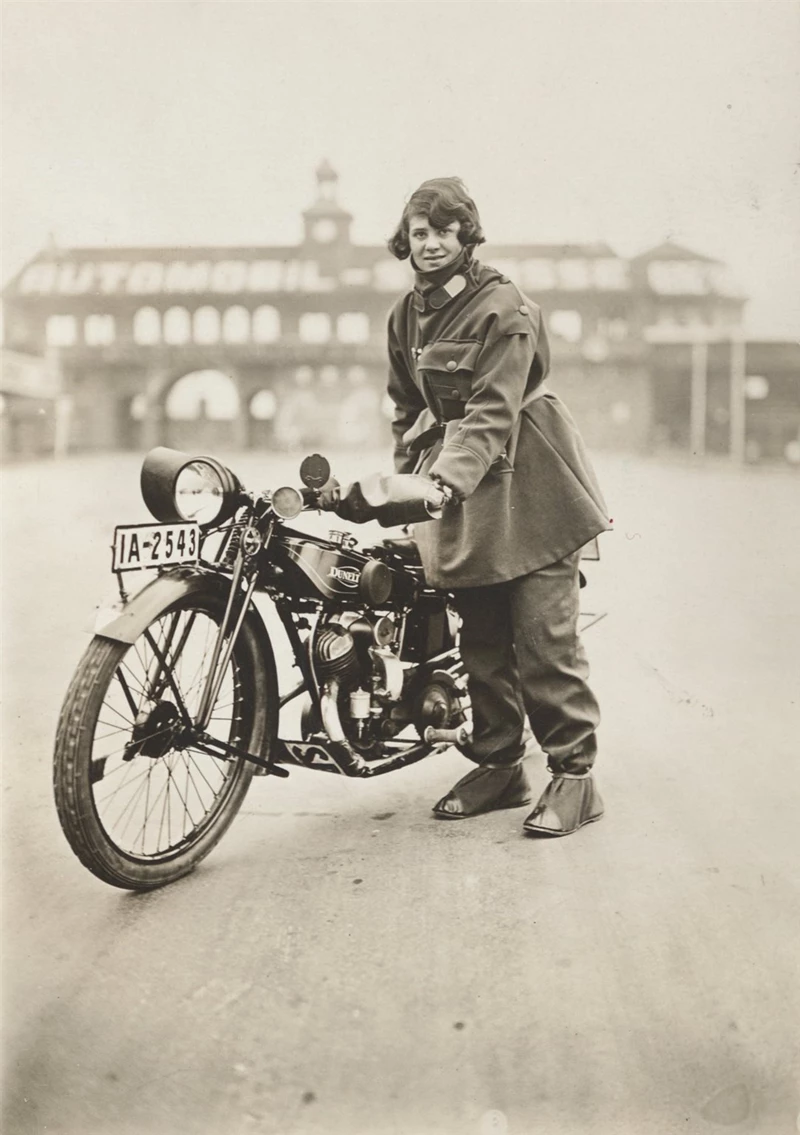 Susanne Koerner mit ihrem Dunelt Motorrad Susanne Koerner mit ihrem Dunelt Motorrad