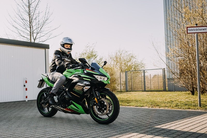 Jutta Warmbier zeigt sich begeistert vom Thema Motorrad. Jutta Warmbier zeigt sich begeistert vom Thema Motorrad.