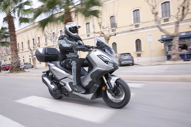 Honda ADV350 Stadtfahrt Honda ADV350 Stadtfahrt
