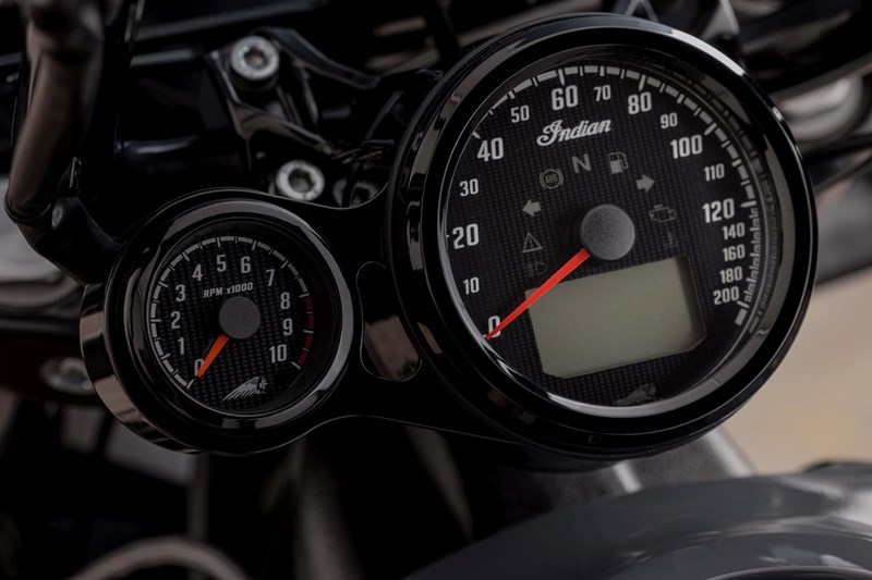 Indian Scout Rogue mit optionalem Drehzahlmesser Indian Scout Rogue mit optionalem Drehzahlmesser