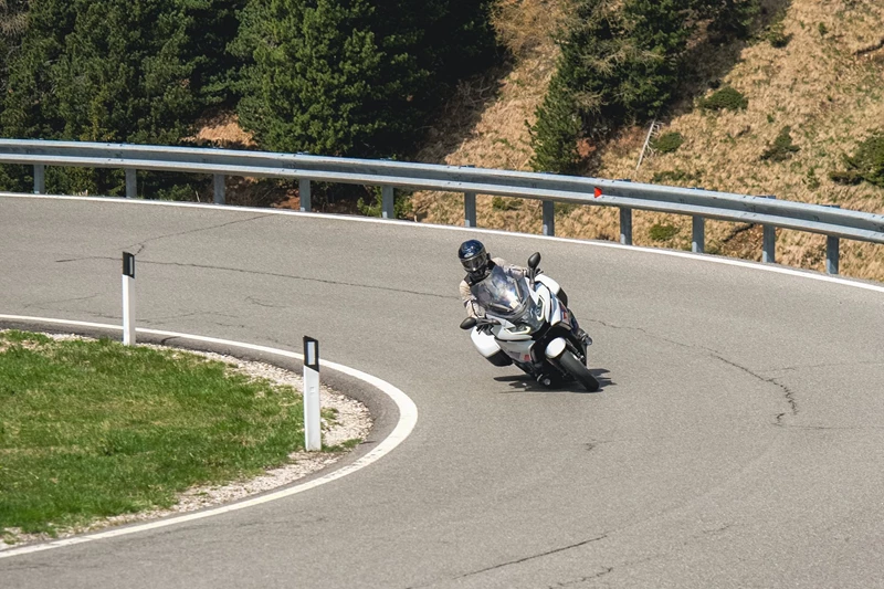 BMW K 1600 GT in der Kehre BMW K 1600 GT in der Kehre