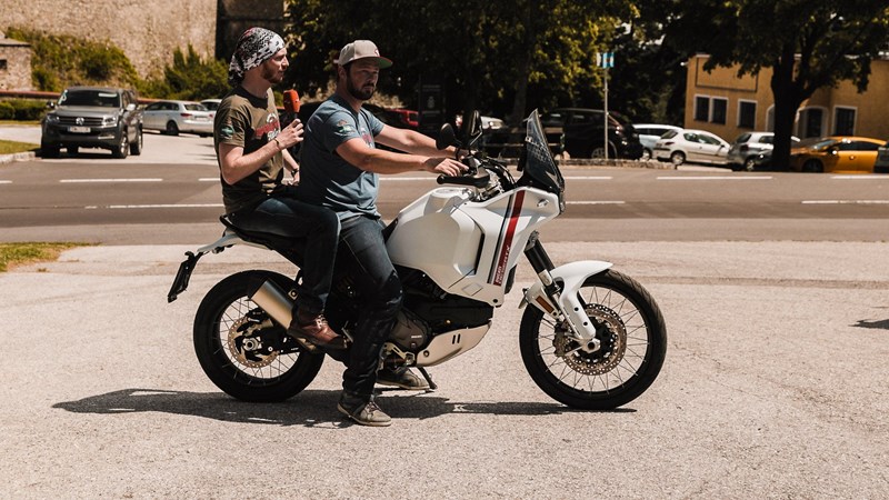 Ducati DesertX im Sozius-Test