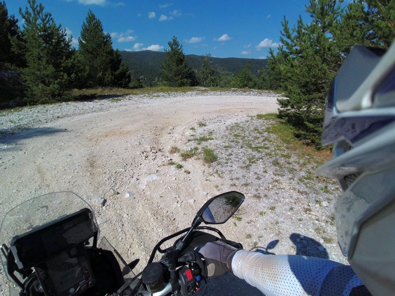 Enduroreifen im Gelände auf Schotter Enduroreifen im Gelände auf Schotter