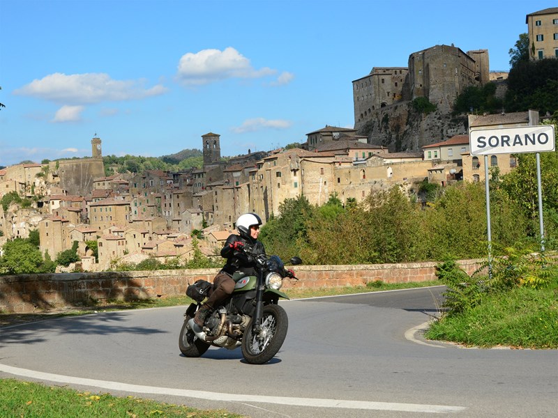 Kurven und die allgegenwärtige Kulturgeschichte Italiens sind die typische Würze einer Motorradtour in der Toskana – buchbar bei Feelgood Reisen bis Oktober © Feelgood Reisen