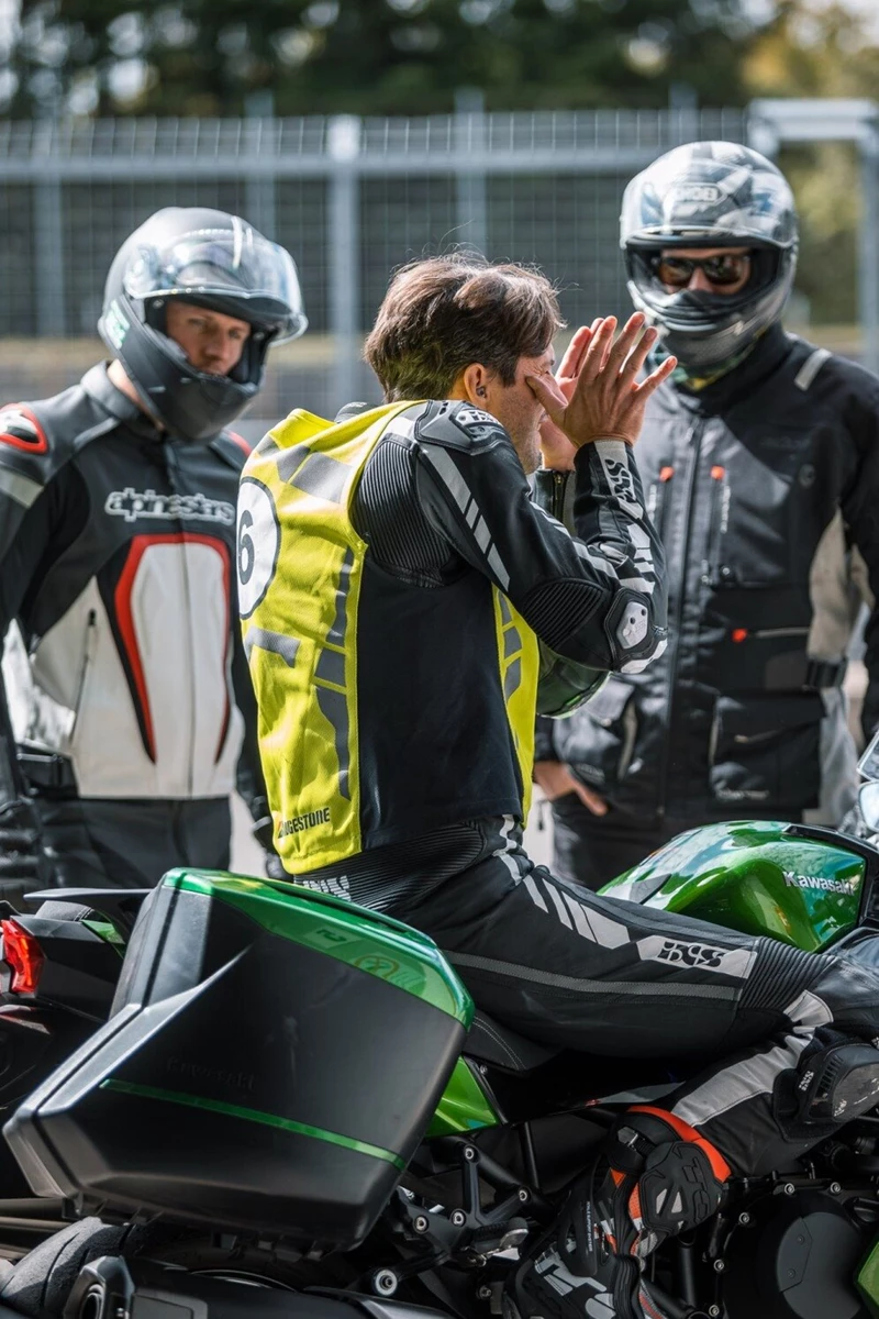 Mit der Kawasaki Ninja H2 SX auf der Rennstrecke Mit der Kawasaki Ninja H2 SX auf der Rennstrecke