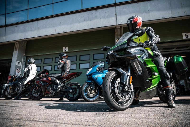Ninja H2 SX SE auf der Rennstrecke Ninja H2 SX SE auf der Rennstrecke