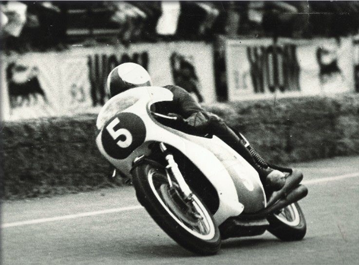 Pesaro, 20. August 1972: Jarno Saarinen fliegt mit der Benelli 350 zum Sieg. Pesaro, 20. August 1972: Jarno Saarinen fliegt mit der Benelli 350 zum Sieg.