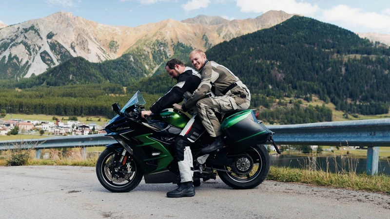 Soziustest auf der Kawasaki Ninja H2 SX SE 2022 Soziustest auf der Kawasaki Ninja H2 SX SE 2022