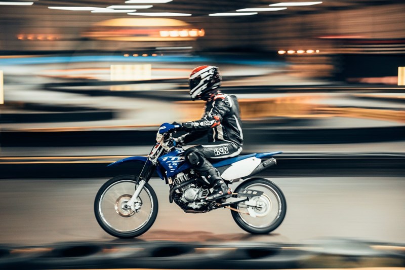 Roland Resch Hallentraining auf Yamaha TT-R125