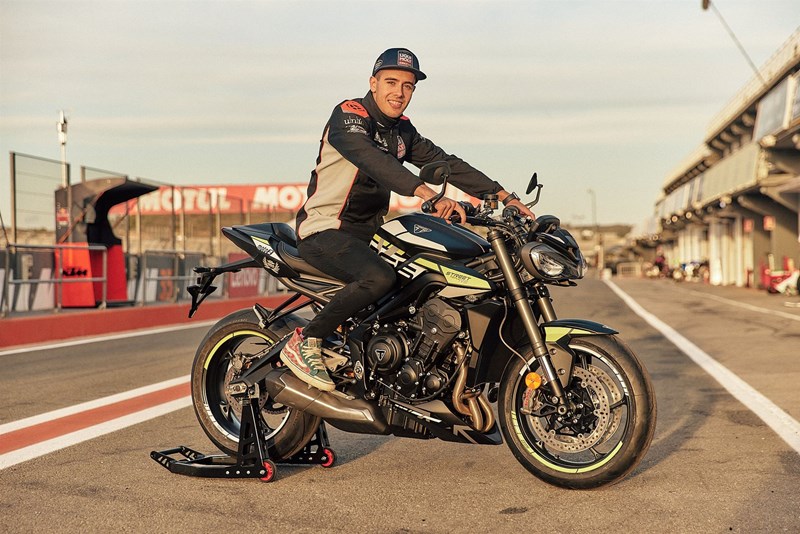 Jeremy Alcoba mit seiner neuen Street Triple RS. Jeremy Alcoba mit seiner neuen Street Triple RS.