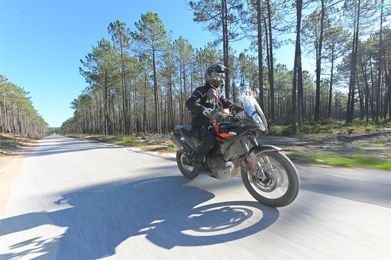 KTM 890 Adventure Test auf der Straße 2023