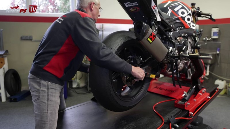 Die Kontrolle des Schwingenlagers. Die Kontrolle des Schwingenlagers.