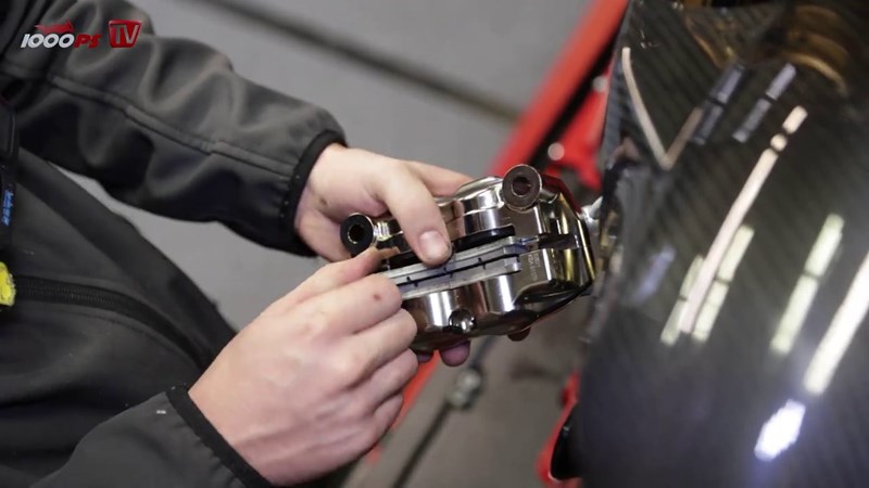 Kontrolle der Bremsbeläge. Kontrolle der Bremsbeläge.