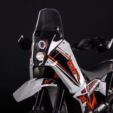 R/G Rally Kit F2 KTM 690 Enduro & SMC bis Modell 2018  RADE Rally F2 Kit         Der Fahrspaß beginnt schon nach den ersten Kilometern. Man(n) sitz durch die Verkleidung sehr Windgeschütz am Motorrad.   Und jetzt auch noch einen Abstecher ins Gelände.  Egal ob schweres oder  ...