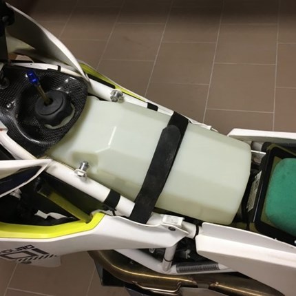 R/G Zusatztank Husquarna 701 Enduro    Für deine Abenteuer bekommst du zusätzlich 5,9 Liter Benzin :-), was dir eine fast 50% größere Kraftstoffreichweite verleiht und gleichzeitig die Handhabung des Fahrrads erleichtert. Der große Vorteil des 701-Tanks ist d ...