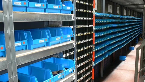 Großes Ersatzeillager Großes Ersatzeillager