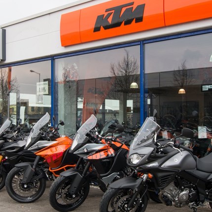 Unser Laden  Wir freuen uns Sie bei uns begrüßen zu dürfen und stehen Ihnen gerne bei der Wahl Ihre Motorrades zur Verfügung. Wir sind KTM, Husqvarna und Suzuki Händler in Augsburg.  Bei uns findet Ihr alles rund um Motorrad und Roll ...