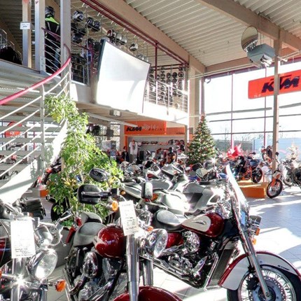 Über uns Seit über 20 Jahren steht der Name Stöbe in der Region Aachen für Tradition, Erfahrung und Kompetenz rund um das Thema Motorrad, Technik und Zubehör. Aber Stöbe Motorräder ist noch viel mehr. Ein Team von begeisterten Men...