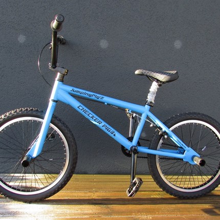 BBF BMX Jumping Pig / Freestyle BMX Jumping Pig 20“- 25cm Rahmen: CP X-Treme HiTen Gabel: CP BMX starr Schaltung: 1 Gang Felgen: CP BMX Reifen Kenda 20 x 2.125 Bremse: Tektro U-Brake Gewicht: 14,6 kg Preis: € 279.-