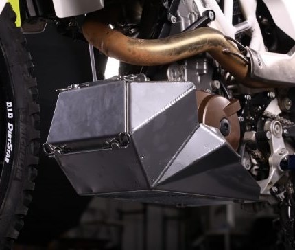 R/G Aluminium-Motorschutz mit Werkzeugkasten 690 Enduro & 701 Husky  Der  Aluminium-Motorschutz deckt nicht nur die Vorder- und Unterseite des Motors ab, sondern auch die Wasserpumpe und auch den Brems- und Schalthebel. Das perfekten handgeschweißten Nähte verleihen dem Motorschutz eine s ...