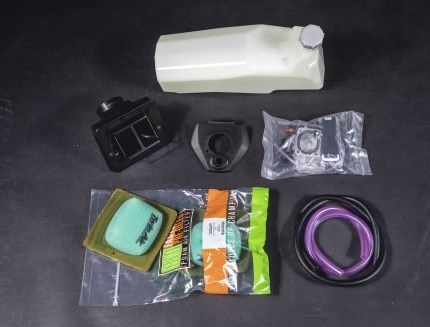 R/G  Zusatztank für KTM 690 Enduro/SMC  Modell 2019 >    Zusätzliche Reichweite von 100 km  Für Deine Abenteuertouren erhälst DU jetzt einen Zusatztank mit  5,5 Liter Benzin :-)  Das bedeutet große Freiheit bei einer Kraftstoffreichweite für deine 690er von über 330 km !!!  