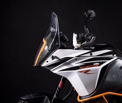 R/G  Rally  Umbausatz  Adventure  1050/1090/1190    Frisches Design und tolle Materialien. Die Kombination aus transparenter Windschutzscheibe, starken LED-Leuchten und orangefarben eloxierten Scheinwerfern verleiht deiner Adventure 1090 oder 1190 einen frischen Look. Das ...