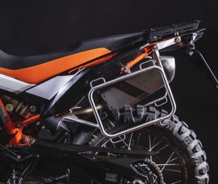 R/G Koffer/Gepäckträger KTM 790 Adventure/R R/G Kofferträger für die KTM 790 Adventure/RUm den Schwerpunkt des Gepäck erheblich zu verbessern wurde der R/G Edelstahl- Kofferträger weiter nach vorne und tiefer gebaut als herkömmliche Konstruktionen. Dies verbessert ...
