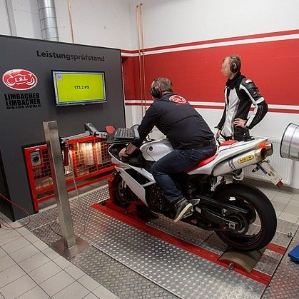 Leistungsprüfstand  Sie wollen wissen was wirklich in Ihrer Maschine steckt? Mit unserem Leistungsprüfstand der um eine Wirbelstrombremse erweitert wurde, können wir Zweiräder mit einer Leistung von über 300 PS verbindlich prüfen. Als Rexxe ...