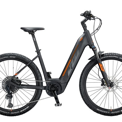KTM Macina Skaud 271 LFC, US46, S Macina Skaud 271 Motor: Bosch Performance CX Gen.4, 75Nm, 25km/h Batterie: Bosch - PowerTUBE, 625 Wh, hor. Display: Intuvia LCD Display 4A Rahmen: Macina Skaud 27,5", Alloy 6061 Farbe: schwarz/matt Schaltung: Shimano SLX ...