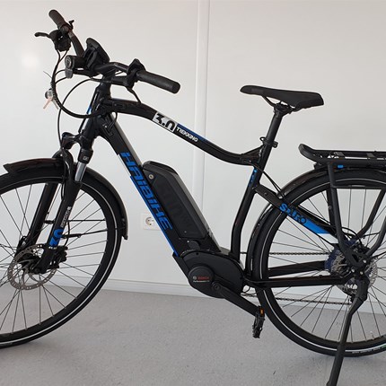 Haibike Trekking 3.0, Gr.M **Aktion** Marke: Haibike Rahmen: Alu Farbe: schwarz/blau/weiß Motor: Bosch Performance CX, 250W Display: Bosch Intuvia Batterie: Bosch Power Pack, 500Wh Schaltung: Sram NX, 11 Gang Reifen: Michelin Protek Cross ...