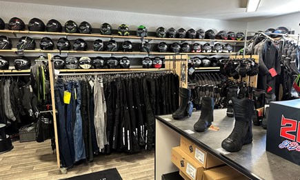 Helme und Bekleidung